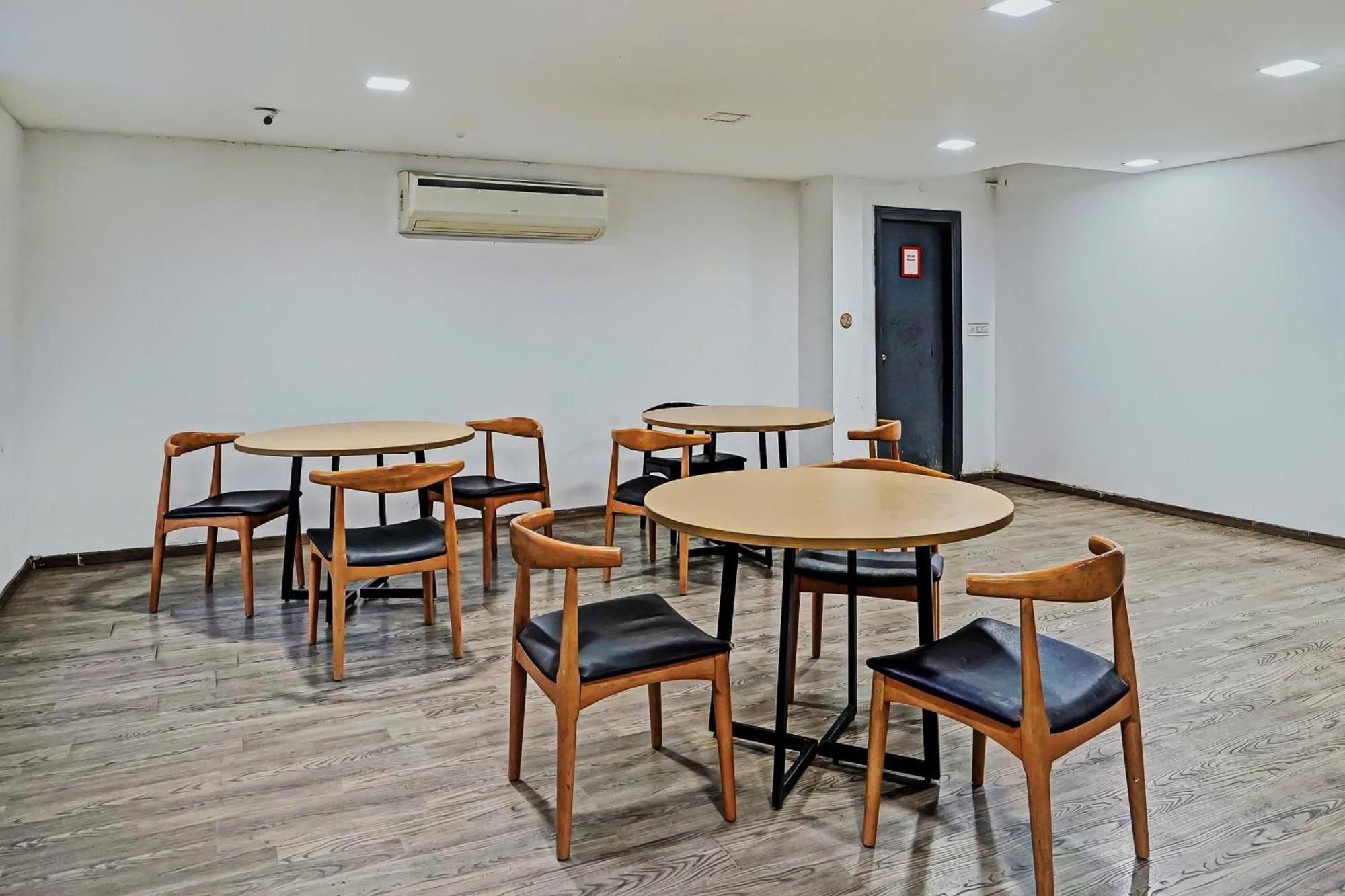 Collection O White Saffron Near Rohini Sector 18 Metro Station Hotel Delhi  Bagian luar foto
