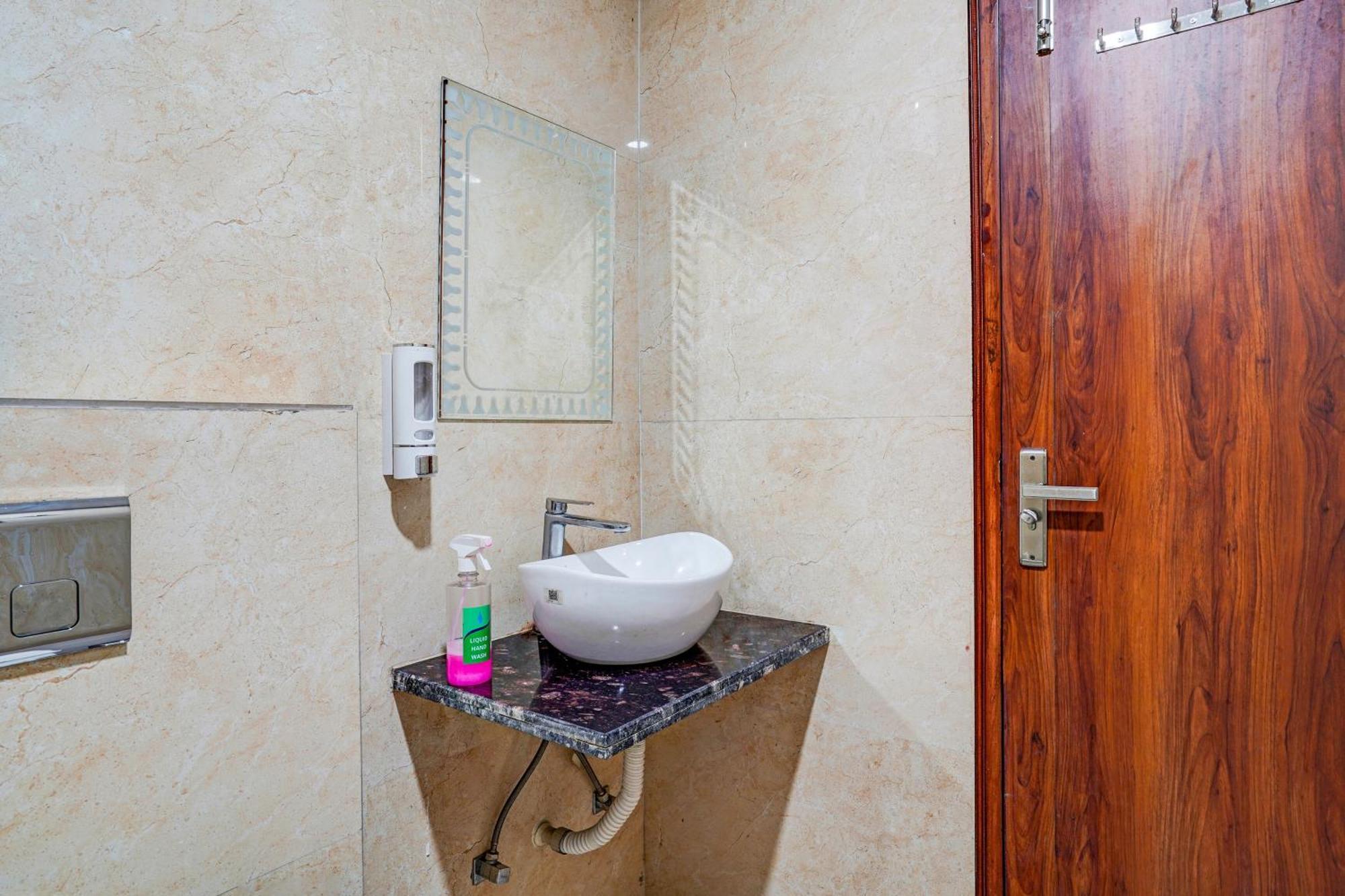 Collection O White Saffron Near Rohini Sector 18 Metro Station Hotel Delhi  Bagian luar foto